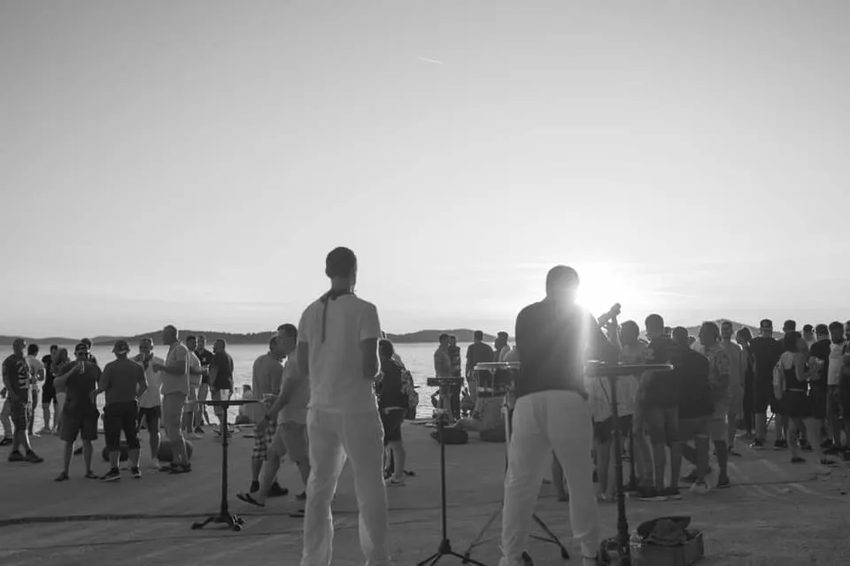 Deejay in Kroatien bei Live-Auftritt, elektronische Musik, Party, Kroatien-Event.